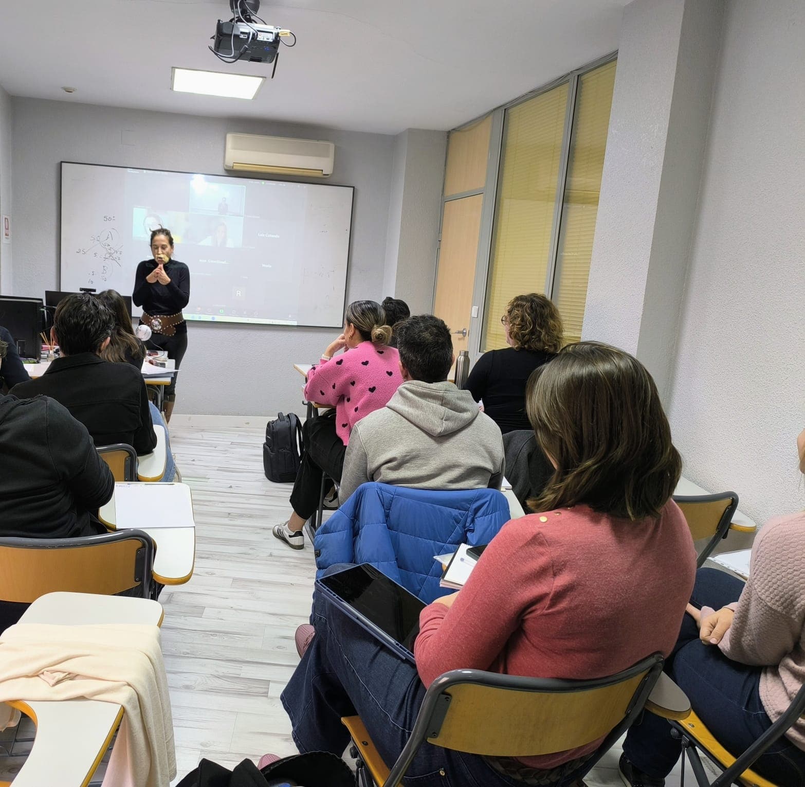 alumnos presenciales en clase de ivep